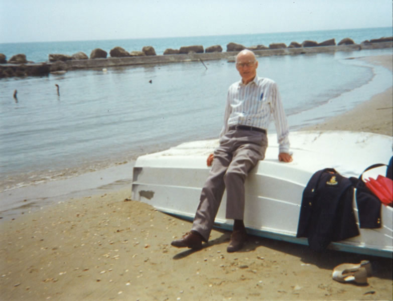 Norman Harman on the beach at the Anzio 50th commemoration, 1994 (Photograph: BBC and ©Jill Hollywood)