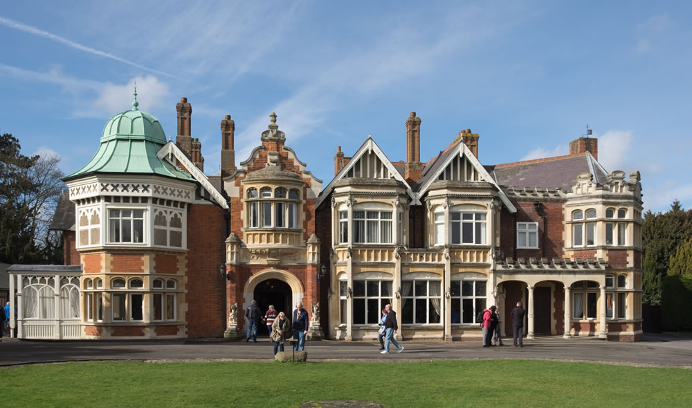 Bletchley Park by DeFacto [CC BY-SA 4.0 (https://creativecommons.org/licenses/by-sa/4.0)]