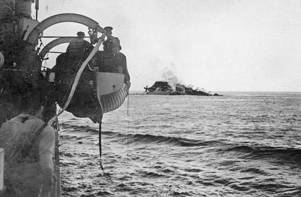 Sinking of the HMT Lancastria  Photograph by Press Agency photographer [Public domain], via Wikimedia Commons