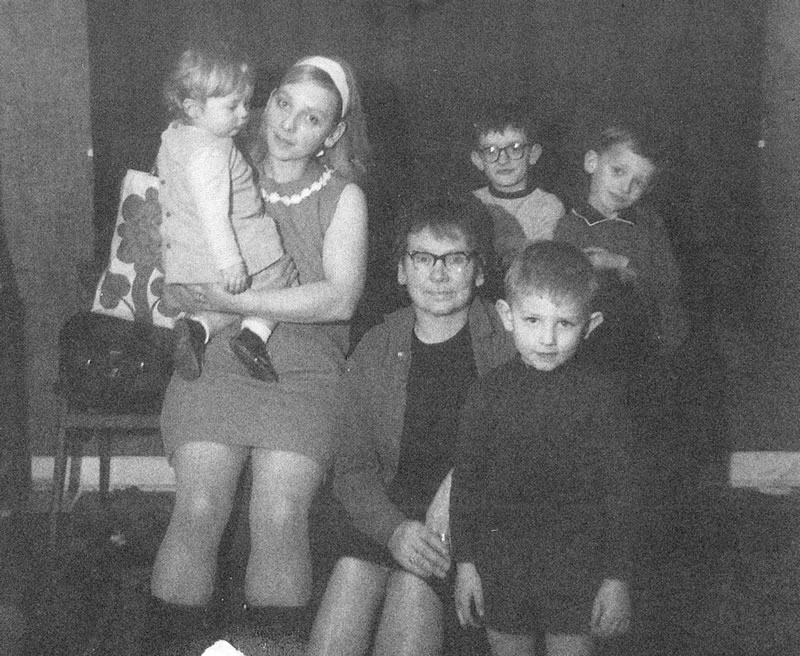 (L-R) Siobhan (sister), Dinah (mum), Bridget (grandma), Kevin (brother) and George in the back and David