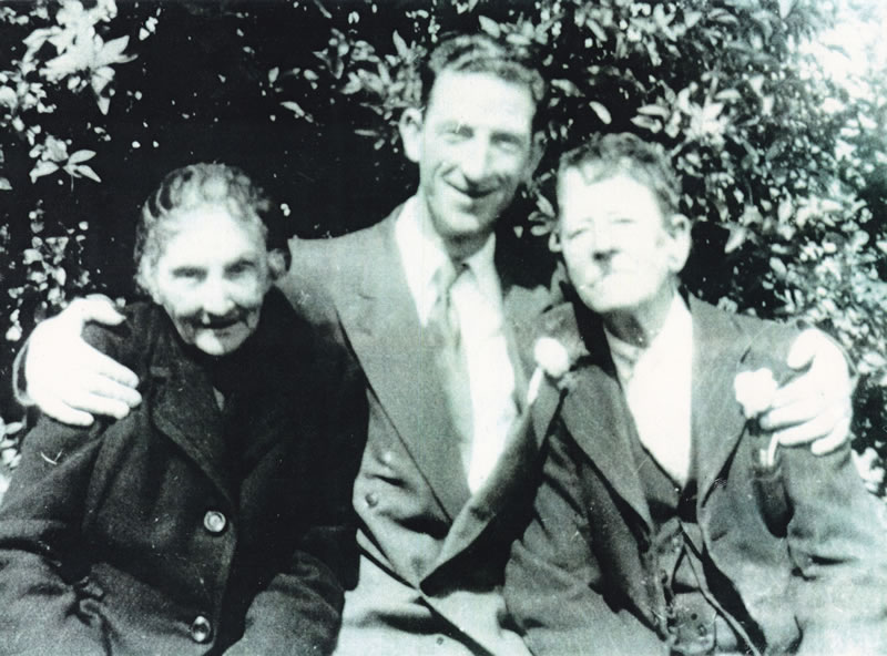 (L-R) Molly Glynn (great-grandmother), her son Dickser Glynn, Richard Glynn (great-grandfather)