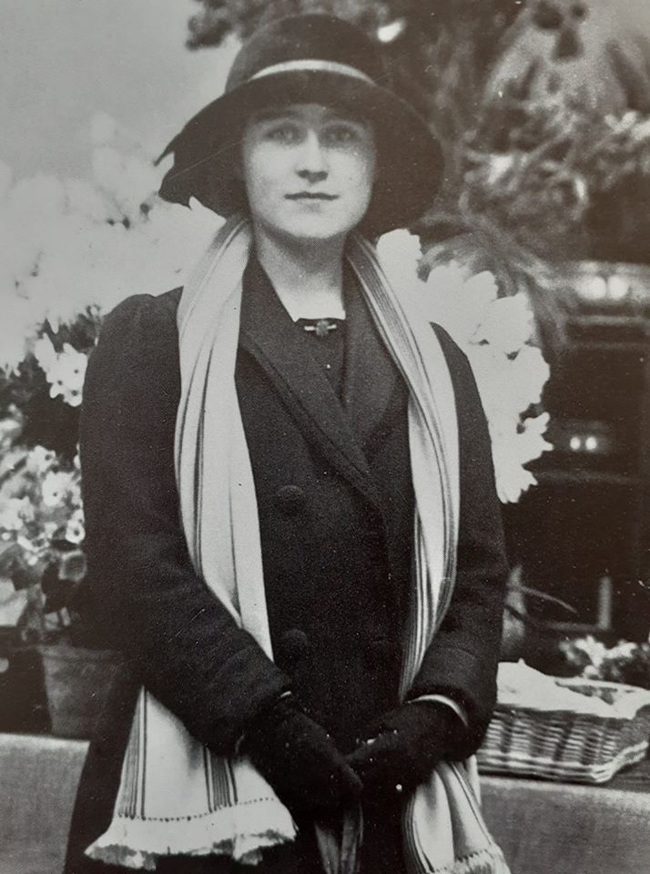 Lady Elizabeth Bowes-Lyon (later Queen Elizabeth) in 1915 at a charity sale doing her part for the war
		effort.