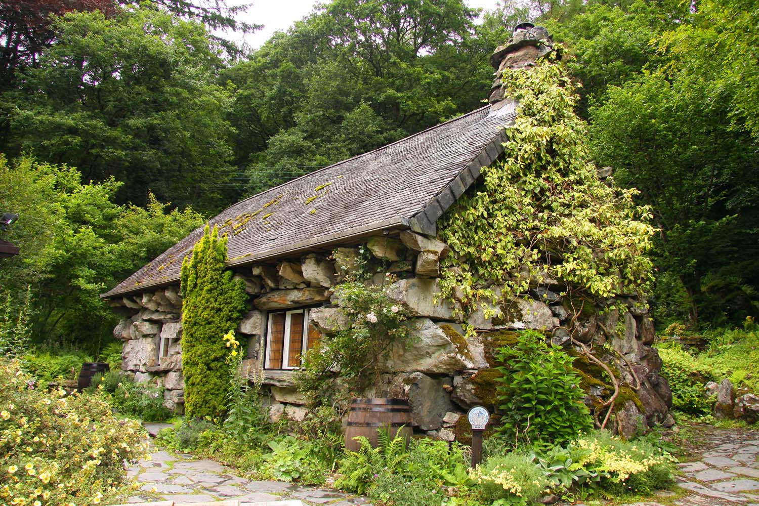 An example of a Tŷ Unnos – The Ugly House near Betws-Y-Coed by Steve Daniels, CC BY-SA 2.0, via Wikimedia Commons
