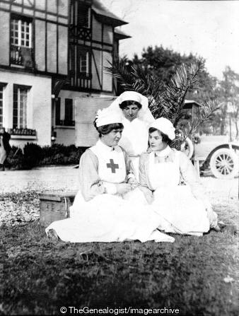 3 nurses siting on the grass (France, Hospital, Lady Iris Capell, Le Tréport, Military Hospital, Nurse, Red Cross, The Golf Hotel, WW1)