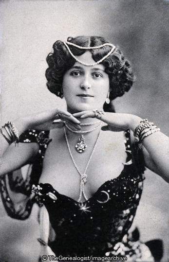 German actress or singer 1916 (Actor, actress, Glamour, Necklace)
