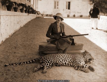 Glamorous woman with hunting trophy of a leopard (Hunting Rifle, India, Leopard, Safari, Weapon)