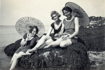Three with parasol (bathing costume, Bathing Set, C1920, girls, Swimming)